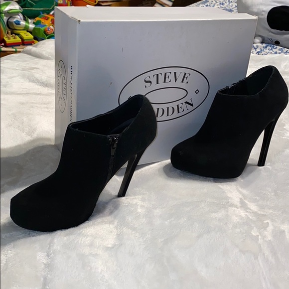 Steve Madden Black Suede Booties - Picture 1 of 10